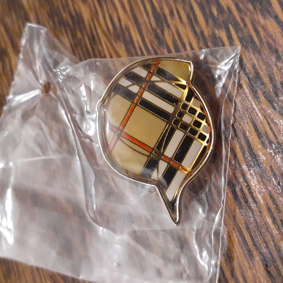 Burberry Nova Check Cap Pin/ Tie/ Lapel Tack ( still in plastic) Vintage - Picture 2 of 3